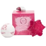 Fresh Line Promo Xmas '23 Strawberry & Milk Candy Box Χειροποίητο Σαπούνι100g & Χειροποίητη Αναβράζουσα Μπάλα 120g, 1σετ